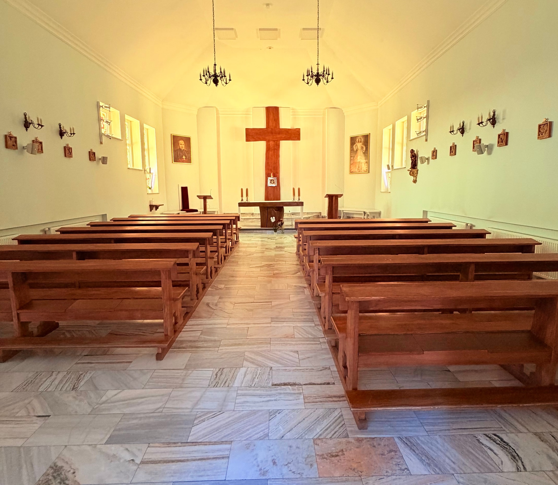 Wnętrze kaplicy Leonianum z ołtarzem i ławkami