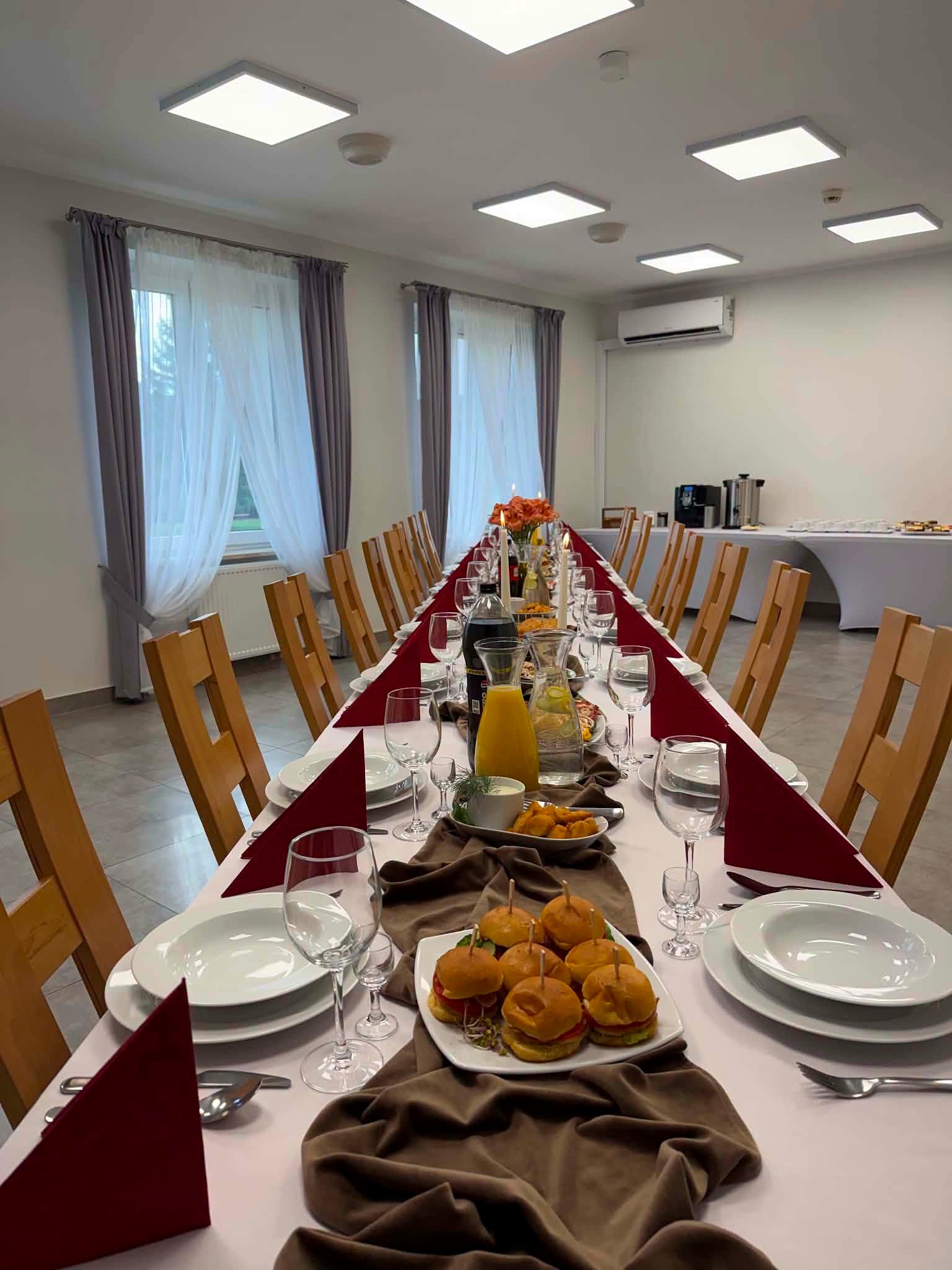 Sala Leonianum przygotowana na rodzinne przyjęcie