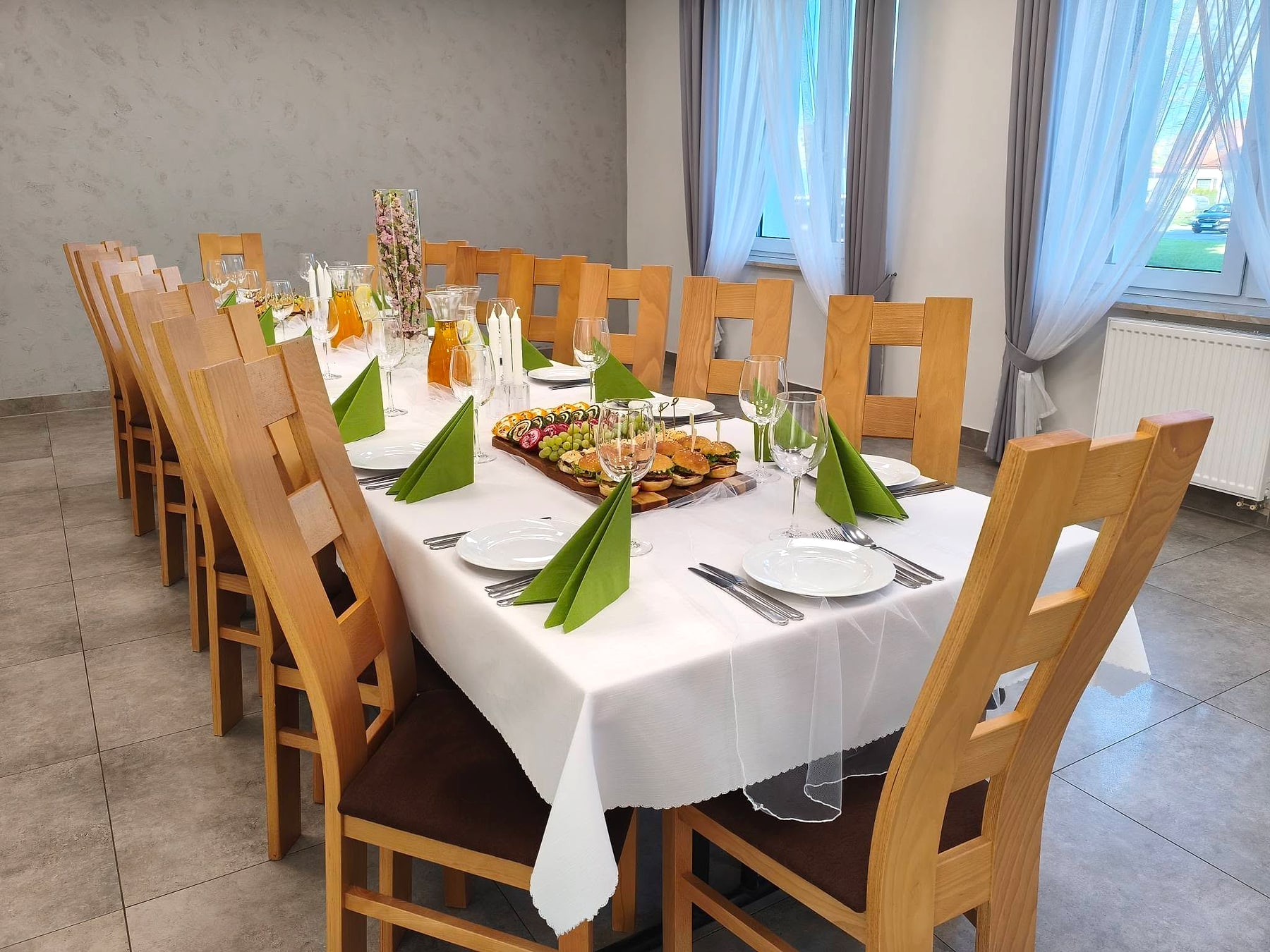 Sala Leonianum z zieloną aranżacją stołu