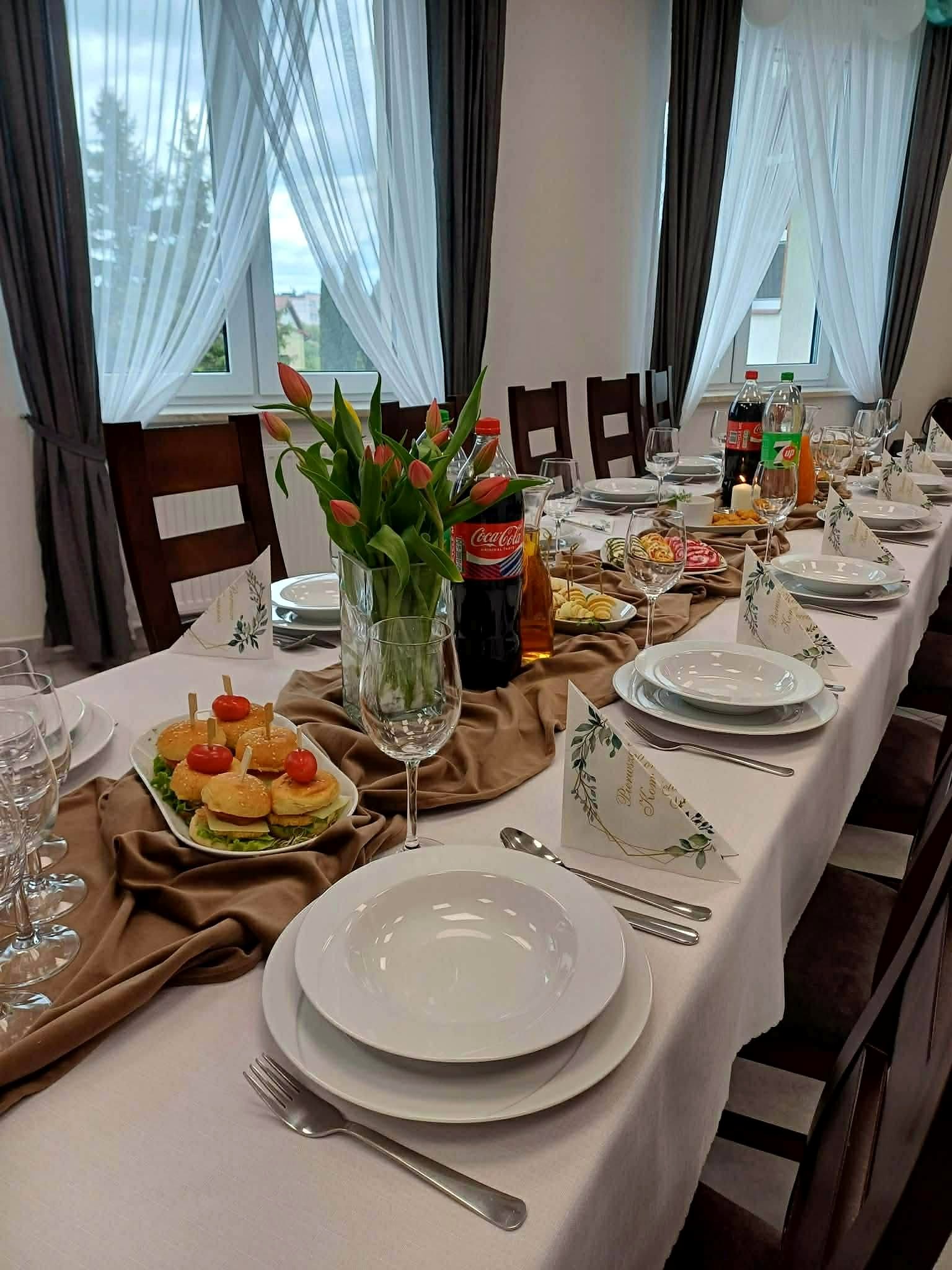 Odświętnie nakryty stół w Leonianum