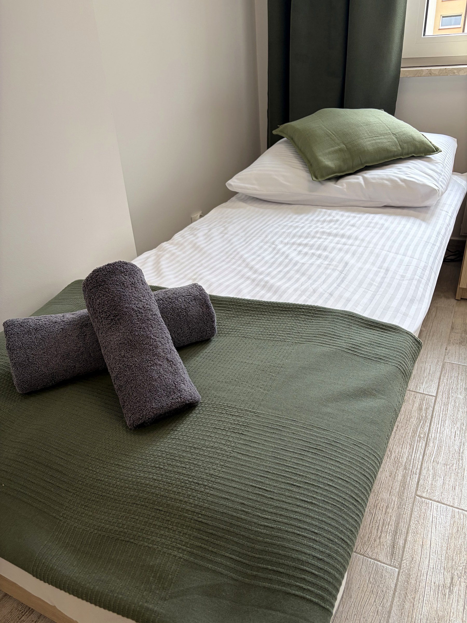 Przygotowane łóżko w pokoju hotelowym Leonianum