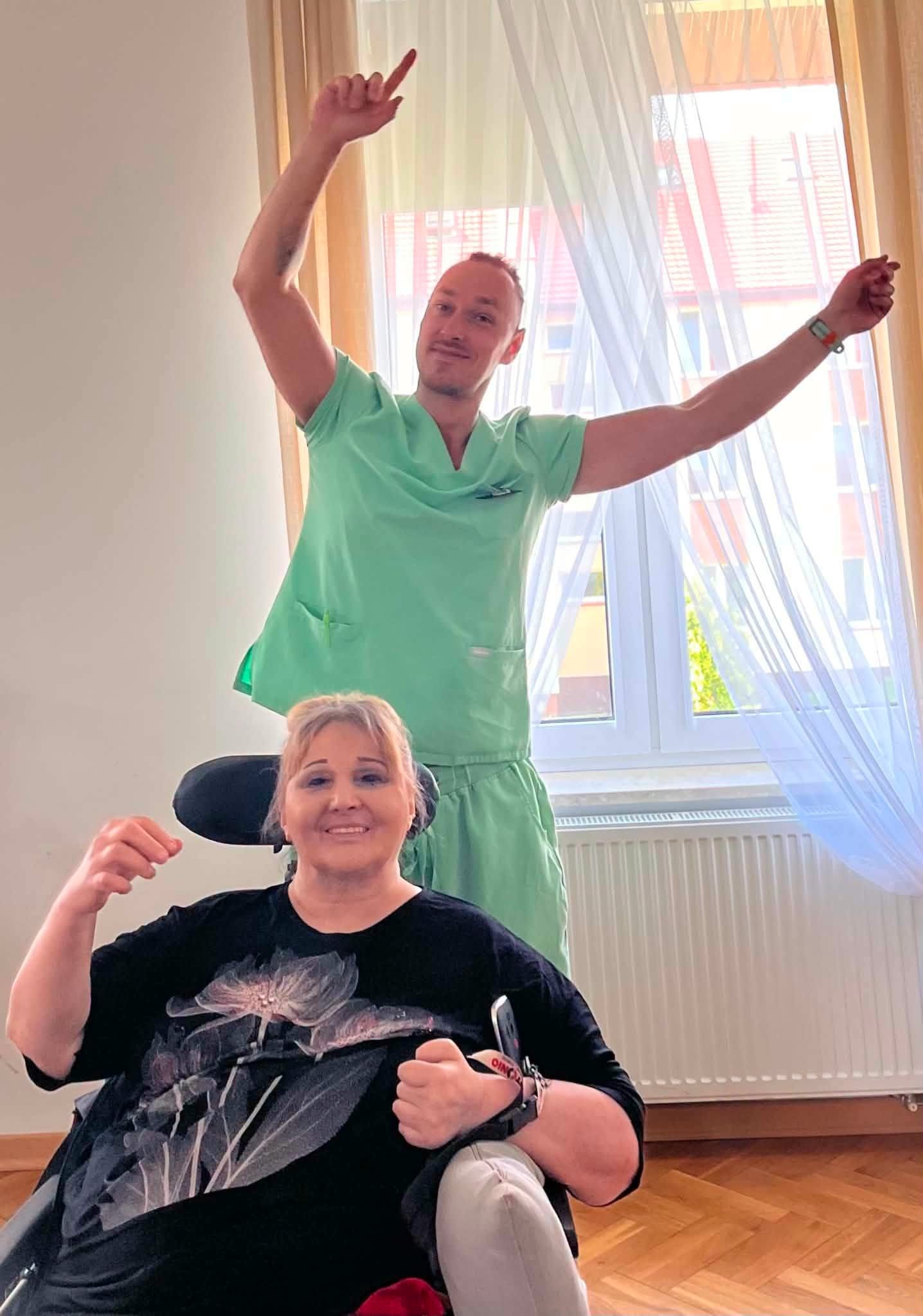 Mieszkanka na wózku podczas zajęć z pracownikiem Leonianum