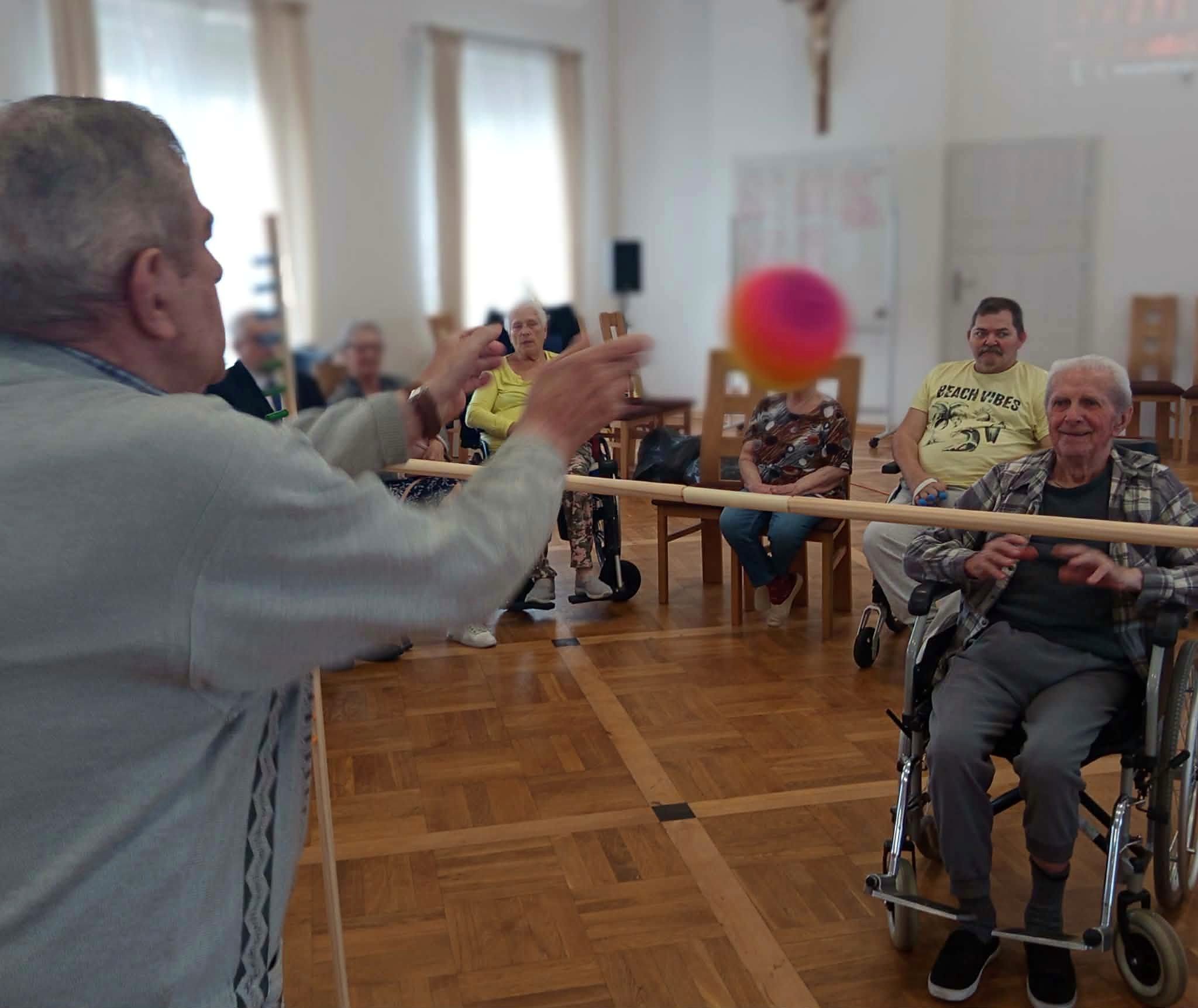 Mieszkańcy Leonianum podczas wspólnych zajęć ruchowych