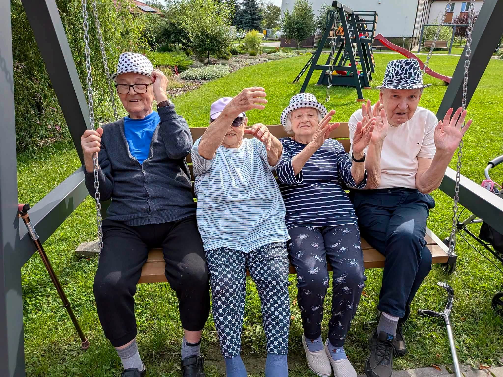 Mieszkańcy Leonianum odpoczywający na ławce w ogrodzie