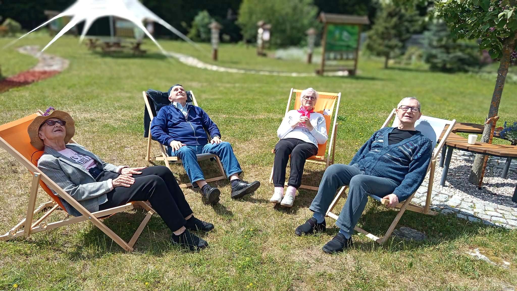 Mieszkańcy Leonianum odpoczywający w ogrodzie